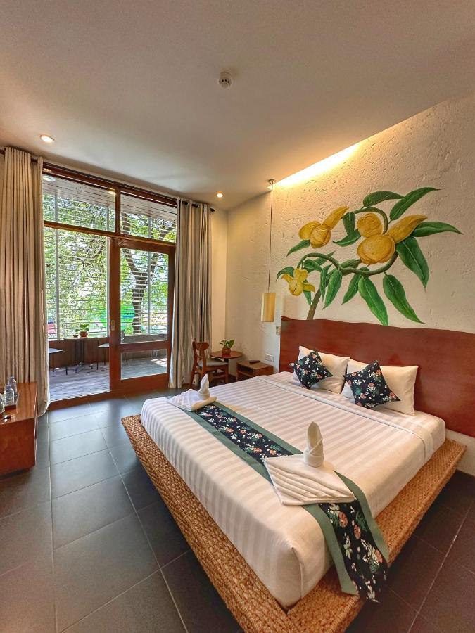 Monsoon Riverside Hotel Phnom Penh Exteriör bild