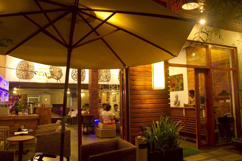 Monsoon Riverside Hotel Phnom Penh Exteriör bild