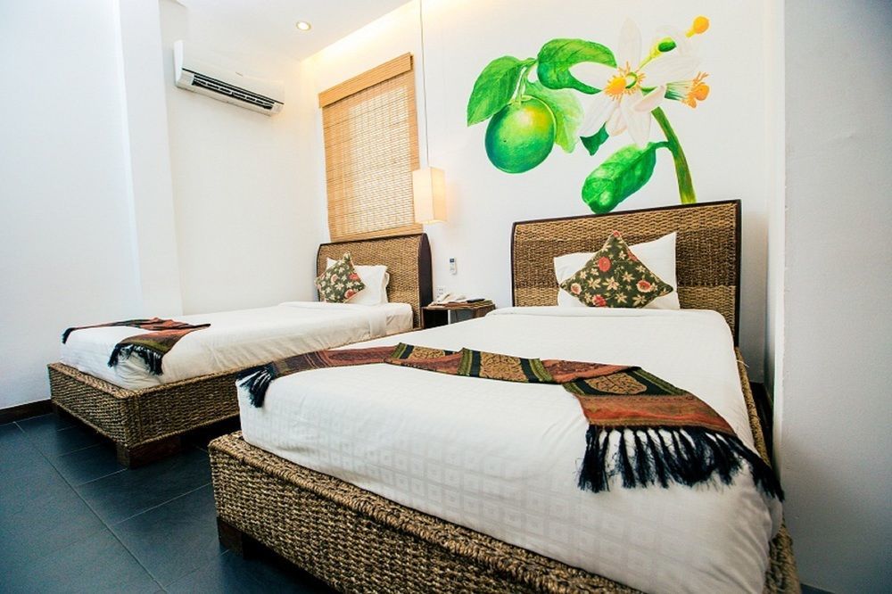 Monsoon Riverside Hotel Phnom Penh Exteriör bild
